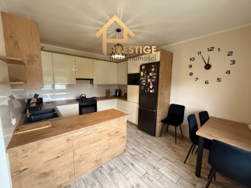 Dom z budynkami gospodarczo-garażowymi pod działalność.