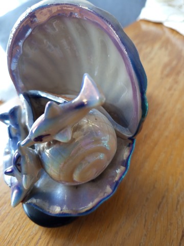 Porcelanowe Ladne delfinki w muszli x 2 sztuki