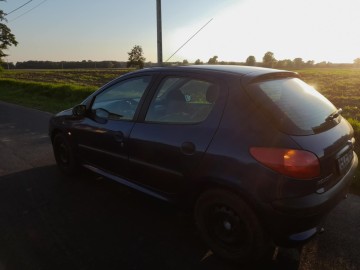 Sprzedam Peugeot 206 1,2 benzy-gaz 2001r cena 1700 zl.