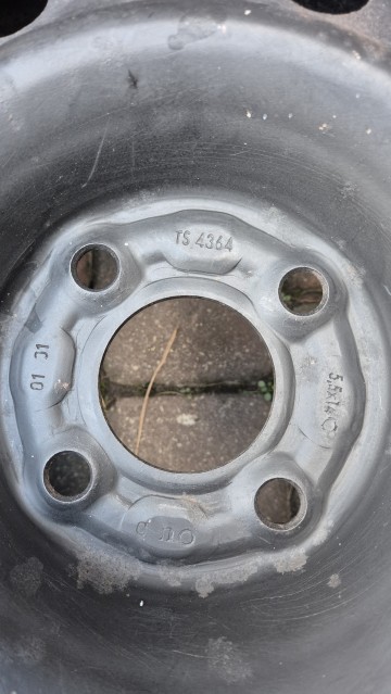 Sprzedam 2x felgi stalowe 5,5x14 z oponami 175/65 R14