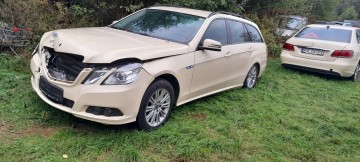 Mercedes 212 jezdzacy z Niemiec