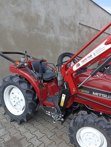 Nowy Ładowacz TUR z Samopoziomowaniem do Traktor&oacute;w Mitsubish