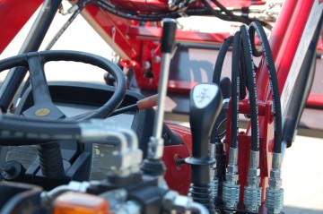 Nowy Ładowacz TUR z Samopoziomowaniem do Traktor&oacute;w Mitsubish