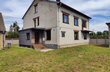 Sprzedam dom piętrowy z dużymi zabudowaniami gospodarczymi