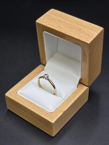 Złoty pierścionek 18k Pr&oacute;ba 750 Waga: 2.45 g