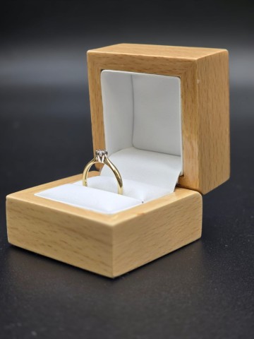 Złoty pierścionek 18k Pr&oacute;ba 750 Waga: 2.45 g