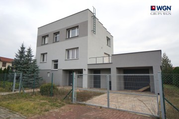 Dom wolnostojący przystosowany pod kwatery pracownicze.