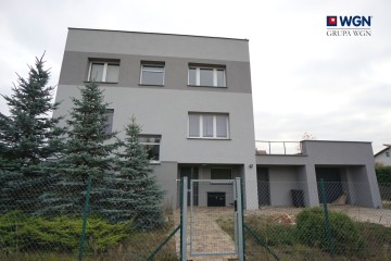 Dom wolnostojący przystosowany pod kwatery pracownicze.