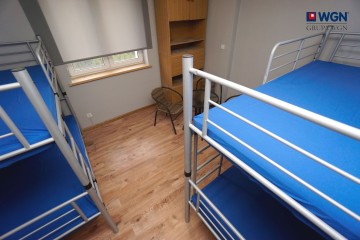 Dom wolnostojący przystosowany pod kwatery pracownicze.