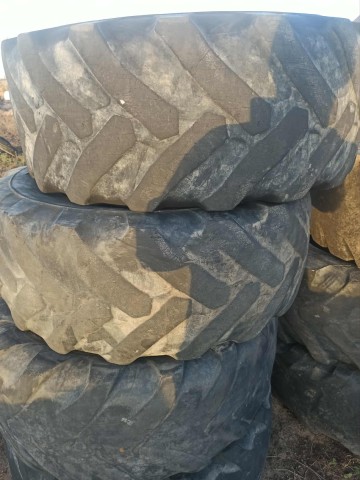 Sprzedam opony do ładowarki i do traktora