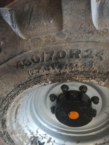 Sprzedam opony do ładowarki i do traktora