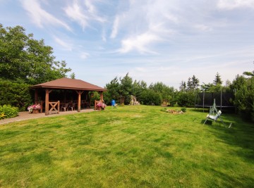 Na sprzedaż dom w pobliżu jezior, zagospodarowana działka