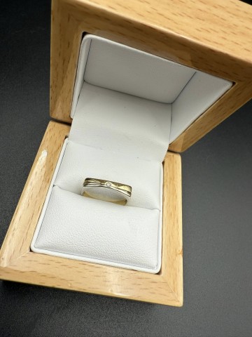 Złoty pierścionek z diamentem  W komplecie certyfikat Apart