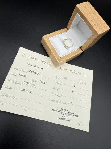 Złoty pierścionek z diamentem  W komplecie certyfikat Apart