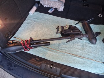 Ł&oacute;dź wędkarska wiosłowa z silnikiem elektrycznym