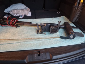 Ł&oacute;dź wędkarska wiosłowa z silnikiem elektrycznym