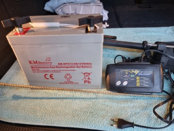 Ł&oacute;dź wędkarska wiosłowa z silnikiem elektrycznym