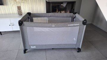 Używane ł&oacute;żeczko turystyczne Caretero szare