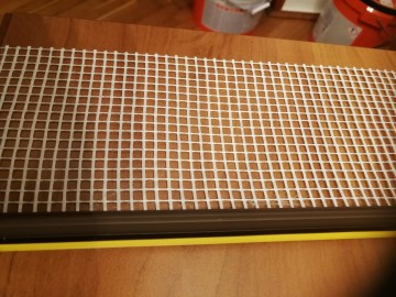 Listwa przyokienna z siatką 2,5mb kolor ciemny brąz/orzech -