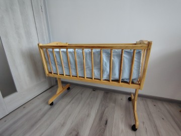 Sprzedam ł&oacute;żeczko i zabawki