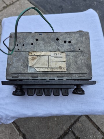 Sprzedam radio samochodowe z lat 60 -70 cena 450 zł