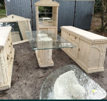 Zestaw pięknych mebli greckich.