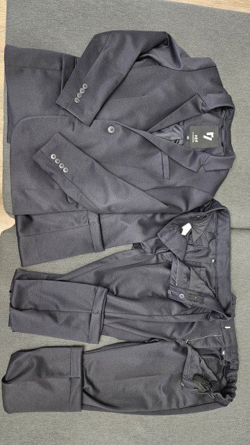 Sprzedam garnitur 158 + dodatkowe spodnie 152