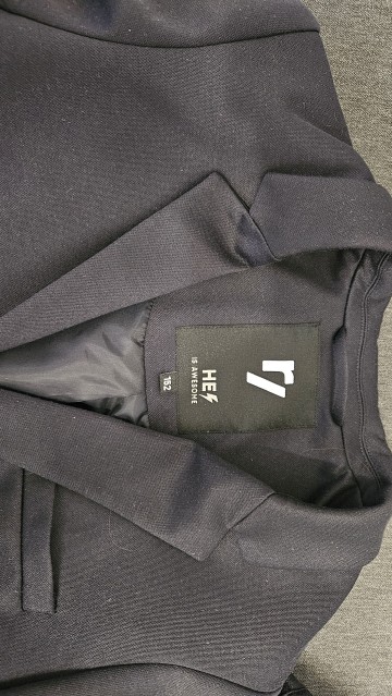 Sprzedam garnitur 158 + dodatkowe spodnie 152