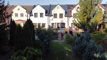 Sprzedam dom szeregowy, piwnica, garaż, ogr&oacute;d -os. Chorzeń