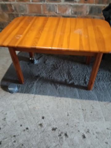 Stół drewniany rozkładany plus krzesła