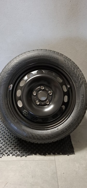 Komplet k&oacute;ł z oponami Nokian