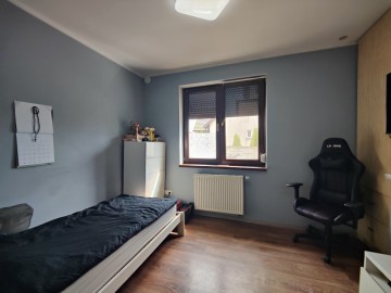 Sprzedam parterowy dom na osiedlu pod miastem