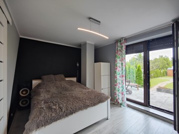 Sprzedam parterowy dom na osiedlu pod miastem