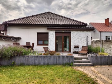 Sprzedam parterowy dom na osiedlu pod miastem