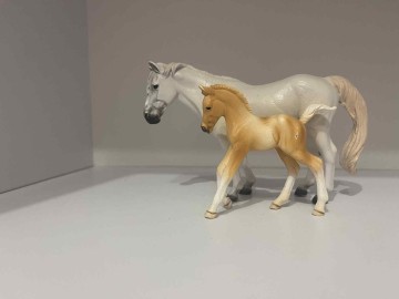 Sprzedam figurki koni