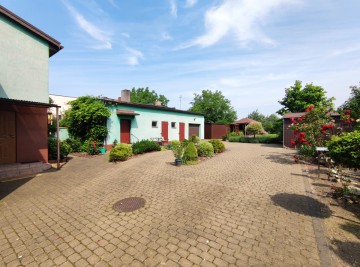 Na sprzedaż dom w pobliżu jezior, zagospodarowana działka