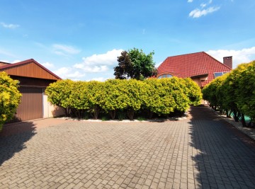 Oszczędny w eksploatacji dom, 2 garaże, duża działka-Gł&oacute;wiew
