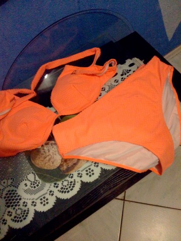 Książki, str&oacute;j kąpielowy,wazon z Maryją