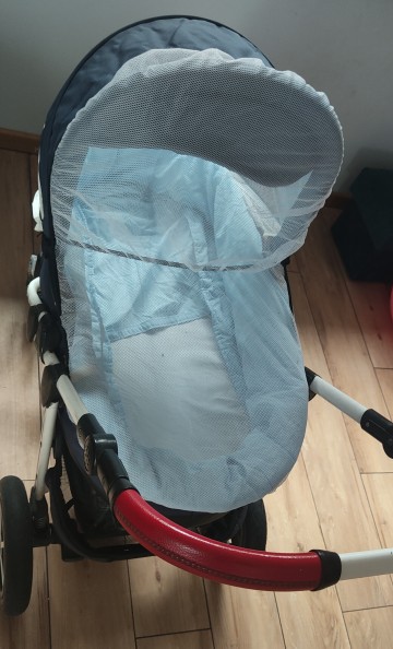 W&oacute;zek dziecięcy z fotelikiem samochodowym