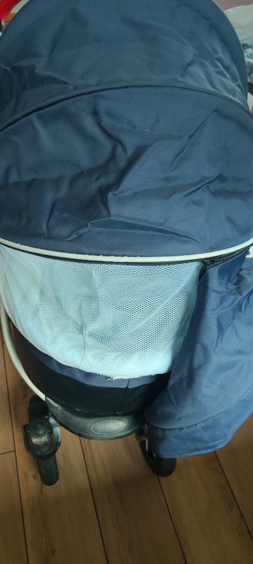 W&oacute;zek dziecięcy z fotelikiem samochodowym