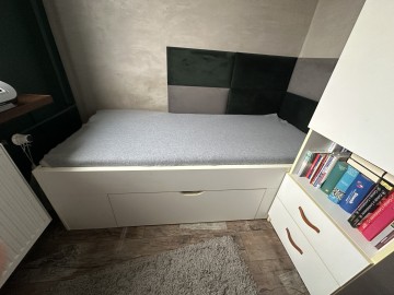 Sprzedam ł&oacute;zko młodzieżowe i słupek.