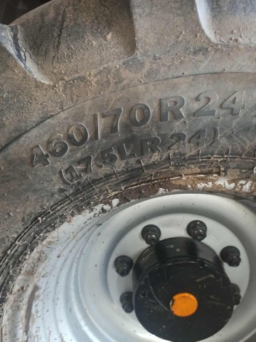 Sprzedam opony do ładowarki i traktora