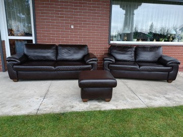 Sprzedam dwie sofy plus pufa ze sk&oacute;ry