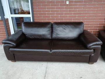 Sprzedam dwie sofy plus pufa ze sk&oacute;ry