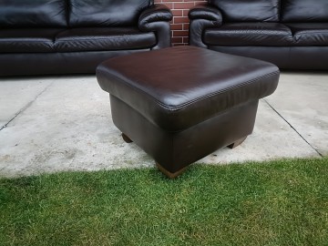 Sprzedam dwie sofy plus pufa ze sk&oacute;ry