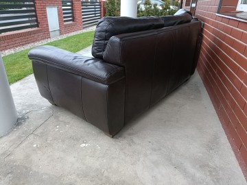 Sprzedam dwie sofy plus pufa ze sk&oacute;ry