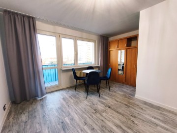 Do wynajęcia odświeżona i umeblowana kawalerka z balkonem