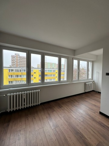 3 pok. mieszkanie po gruntownym remoncie -niski blok -V os.