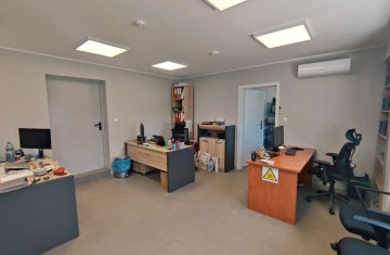 Hala prod.-magazynowa, biura, utwardzony plac, duża działka