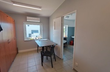 Hala prod.-magazynowa, biura, utwardzony plac, duża działka